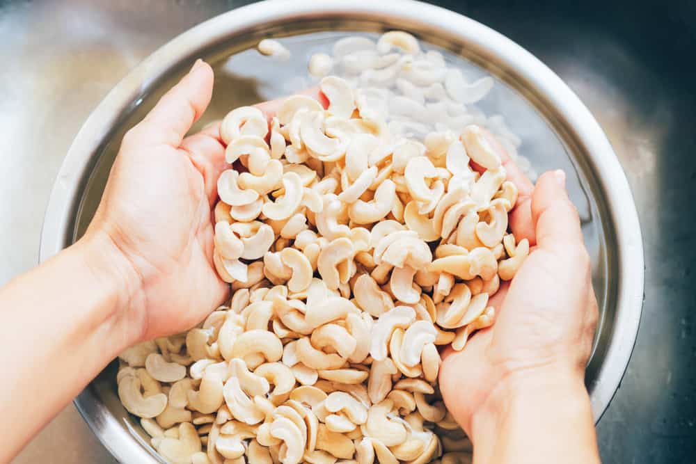 Nutritional Benefits of Eating Soaked Cashews in Cold Weather